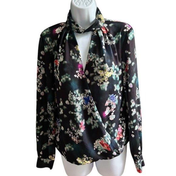 ✨3 for $18✨ H&M Black and Pink Floral Faux Wrap Blouse - Picture 1 of 7